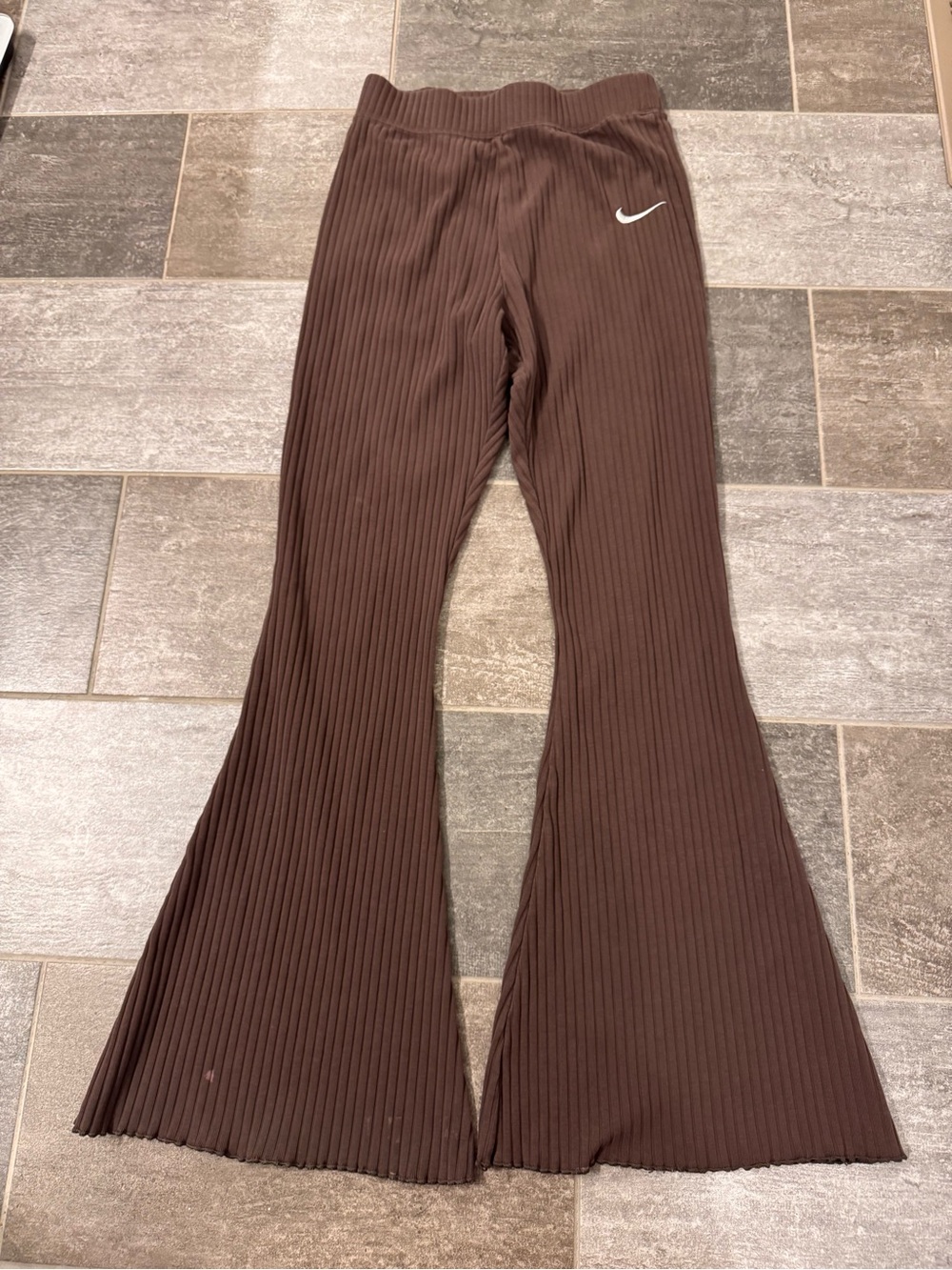 Nike women’s brown Ribbed Flared Pants, size small, elastic waist